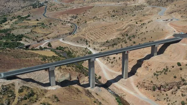 siirt-ile-sirnaki-birbirine-baglayacak-tarih-belli-oldu-zarova-koprusu-hizmete-aciliyor-1638447090246.jpg Siirt ile Şırnak'ı birbirine bağlayacak! Tarih belli oldu! Zarova Köprüsü hizmete açılıyor...-2