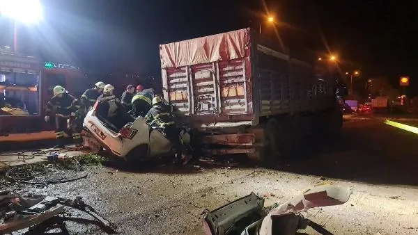 İzmit'te korkunç son! Otomobil kamyonun altına girdi: 3 kişi hayatını kaybetti-3