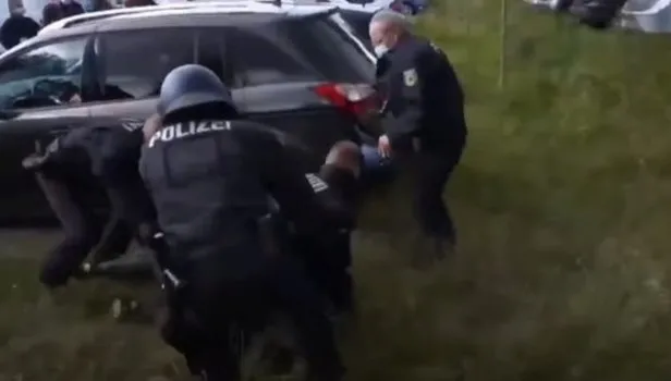 Alman polisi ile PKK yandaşları birbirine girdi!
