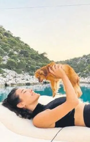 Güzel oyuncu Aybüke Pusa köpeği 'Fondip' ile poz verdi