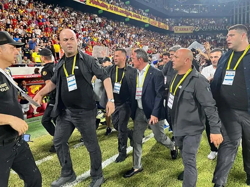 Fenerbahçe Başkanı Ali Koç ile sarı-lacivertli kulübün genel sekreteri Burak Kızılhan, sahaya girerek korumalar eşliğinde böyle yürümüştü.