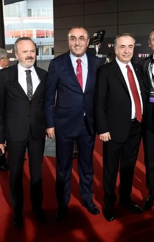 'Futbolun Süperleri' ödüllerini aldı!