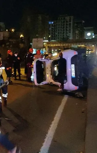Son dakika: Şişli’de feci kaza! Otomobil refüje çarpıp takla attı