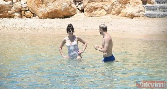 Demet Akalın bikini üstünü çıkarttı yarı çıplak haliyle olay! O görüntüyü gören dönüp bir daha baktı: "Gözümüze soktu" - 43