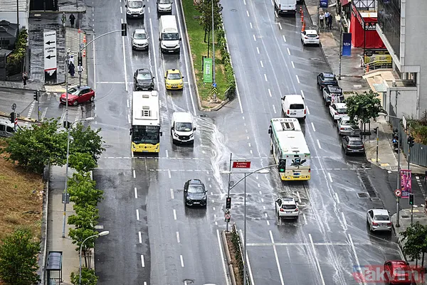 İstanbul'da kısa süreli yağış trafiği vurdu! Araçlar zor ilerledi duraklar doldu... - 6
