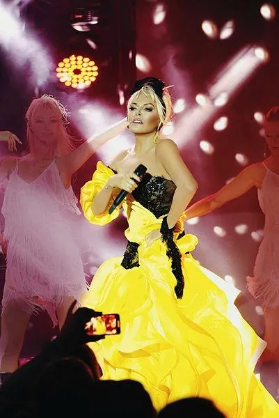 76-yasindaki-superstar-sari-kostumuyle-genclere-meydan-okudu-1664734603978.jpeg 76 yaşındaki Süperstar sarı kostümüyle gençlere meydan okudu!-6