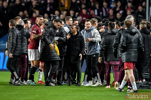 Galatasaray - Sparta Prag maçı bitti saha karıştı! Kırmızı kart gören Okan Buruk'tan flaş açıklama: "Soyunma odasına geldi" - 7