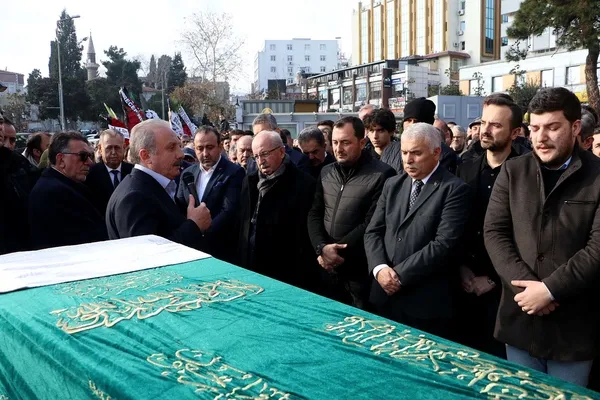 tbmm-baskani-sentopun-aci-gunu-kuzeninin-cenaze-namazini-kildirdi-1672405116332.jpg TBMM Başkanı Şentop'un acı günü: Kuzeninin cenaze namazını kıldırdı-6