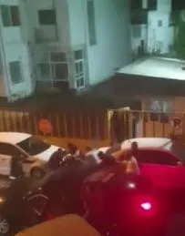 istanbul-karagumrukte-yol-verme-kavgasina-mahalleli-de-girdi-luks-arac-sahibine-olduresiye-dayak-1634977657318.jpg İstanbul Karagümrük'te yol verme kavgasına mahalleli de girdi! Lüks araç sahibine öldüresiye dayak-3