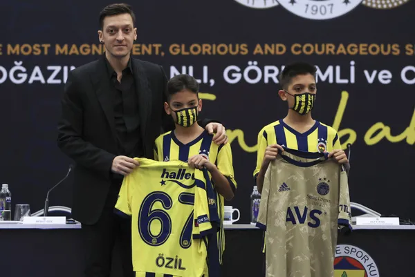 mesut-ozilin-fenerbahceye-transferi-dunya-basininda-almanlar-mesutun-donmemesini-icerledi-1611830063712.jpg