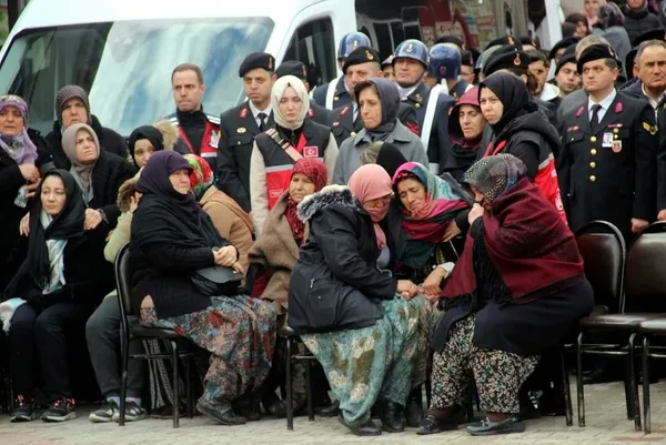 1676122170449.jpeg Deprem şehitlerine Çanakkale'de son veda! Oğlunun ve torunlarının tabutlarına sarılıp gözyaşı döktü-6