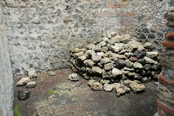 vezuv-yanardagidaki-26-numarali-iskeletin-sirri-ortaya-cikti-2-bin-yil-once-kurtarma-gorevine-katilan-bir-subay-1620803728755.jpg Vezüv Yanardağı'daki 26 numaralı iskeletin sırrı ortaya çıktı! 2 bin yıl önce kurtarma görevine katılan bir subay-2