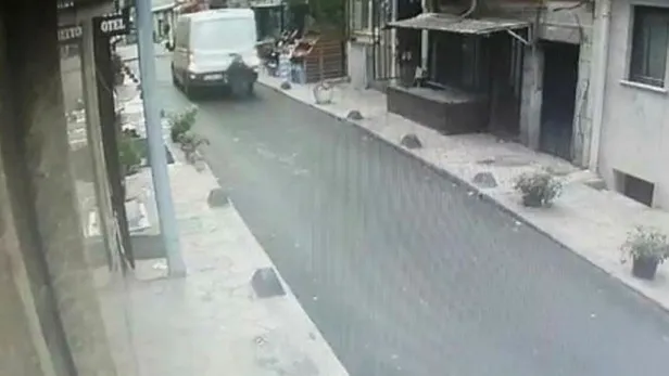 yasli-kadin-minibusun-altinda-kaldi-o-anlar-kamerada-hastaneye-gelip-bir-gecmis-olsun-bile-demedi-1644950006660.jpeg Yaşlı kadın minibüsün altında kaldı: O anlar kamerada! "Hastaneye gelip bir geçmiş olsun bile demedi"-1