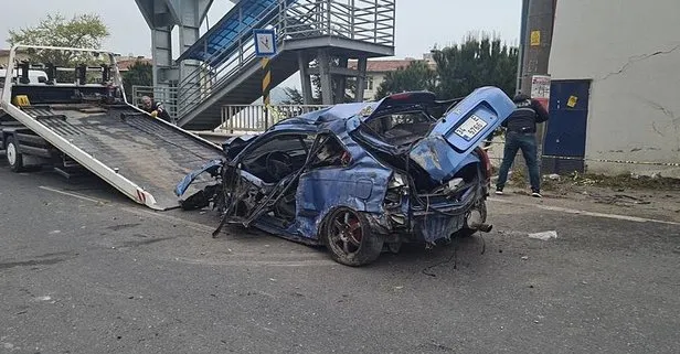 Zonguldak’ta elektrik trafosuna çarpan otomobil hurdaya döndü