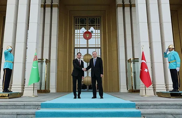 baskan-erdogan-turkmenistan-devlet-baskani-serdar-berdimuhammedovu-resmi-torenle-karsiladi-1698332851702.jpeg