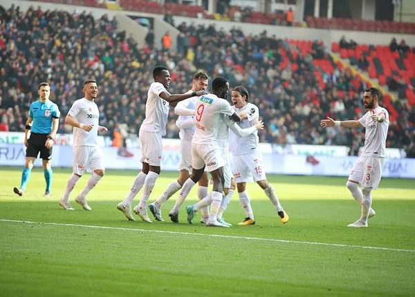 Sivasspor 3 hafta sonra galibiyeti hatırladı! MAÇ SONUCU | Sivasspor - Gaziantep: 2-1-3
