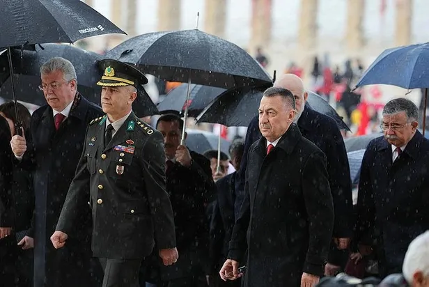 TBMM'nin 103. yılında devlet erkanı Anıtkabir'i ziyaret etti! Mustafa Şentop Anıtkabir Özel Defteri'ni imzaladı-9