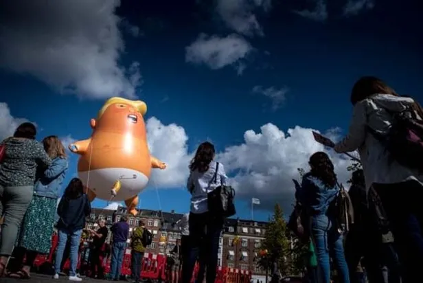 "Bebek Trump" balonu başkent Kopenhag semalarında havalandı-3