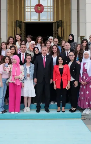 Başkan Erdoğan Novi Pazar Türk Kültür Merkezi öğrencilerini kabul etti