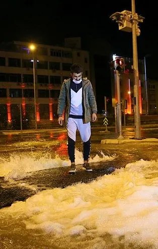 SON DAKİKA: İzmir'de patlayan su borusu caddeleri göle çevirdi