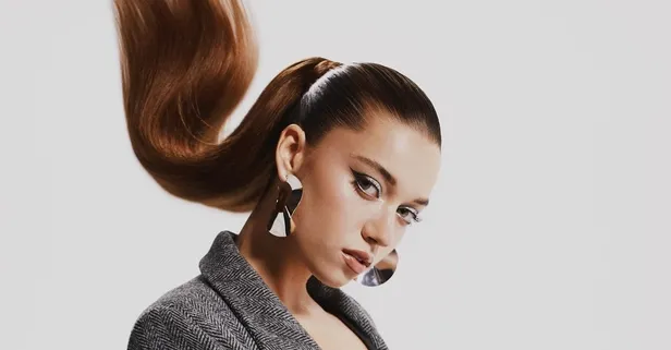 A.B.İ’nin yıldızı Afra Saraçoğlu Moda Haftası’na damga vurmaya gitti: İlk kare mest etti!