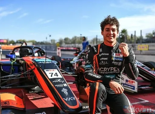 Özkan, son olarak Formula pilotu Cem Bölükbaşı ile bir mekan çıkışı birlikte görüntülendi. Bu beklenmedik buluşma, magazin dünyasında büyük bir ilgi uyandırdı.