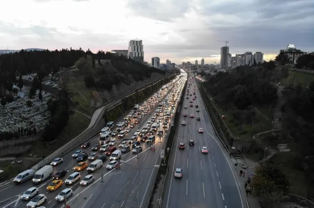 İstanbul'da trafiği kilitleyen çalışma! Maltepe'de D-100 karayolu daraltıldı kilometrelerce trafik oluştu