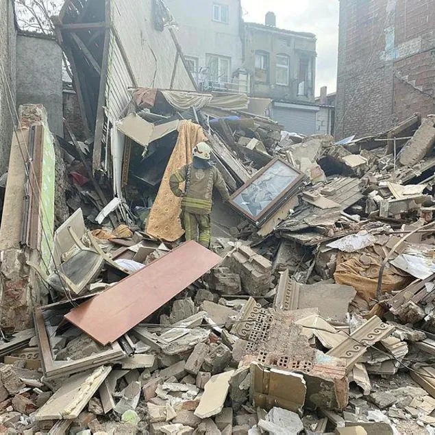 Fatih’te 2 katlı bina çöktü!