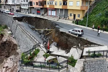 Rize’de yol çöktü! Binalar tahliye edildi: İşte olay anı