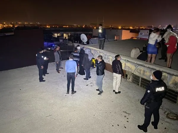 SON DAKİKA: Konya'da eğlence mekanına baskın: 40 kişi polisi görünce kaçtıkları çatıda yakalandı-5