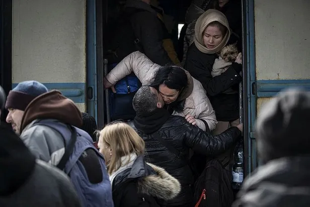 Dakika dakika Rusya-Ukrayna savaşı! Peş peşe yaptırım kararları! Zelenskiy'den 'savaşacağız' çıkışı...-6