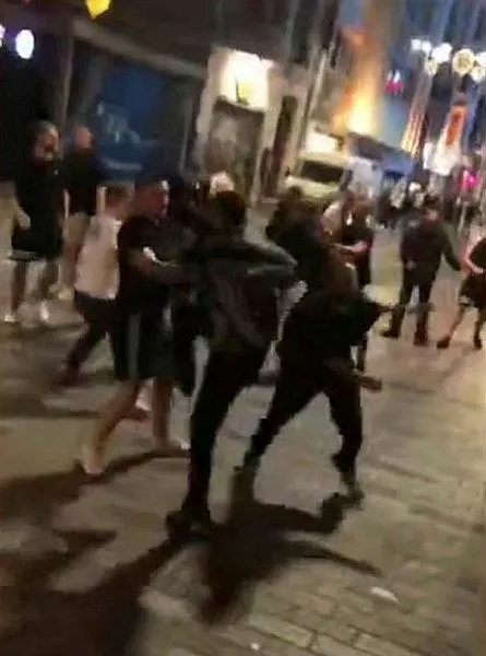 bayern-munih-taraftari-taksimi-karistirdi-sandalyeler-siseler-havada-ucustu-1698129865475.jpeg Bayern Münih taraftarı Taksim'i karıştırdı! Sandalyeler şişeler havada uçuştu-2