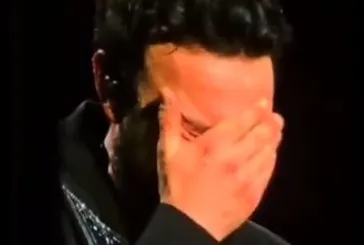 Tarkan’ın gözyaşlarına boğulduğu an! Annesini kaybettikten sonra ilk kez sahnede! En sevdiği şarkıyı söyledi