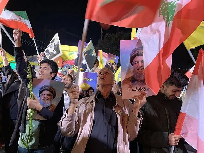 İran'ın başkenti Tahran'da toplanan bir grup, İran'ın İsrail'e yönelik füzelerle başlattığı saldırılara destek vererek gösteri düzenledi. İsrail saldırısında öldürülen Hizbullah lideri Hasan Nasrallah'ın posterleri, Hizbullah flamaları, Lübnan ve İran bayrakları taşıyan göstericiler, İsrail aleyhine slogan attı. (AA)