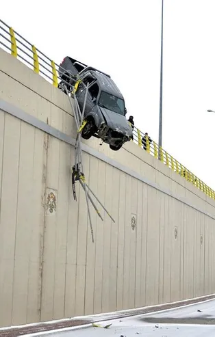 10 dakika önce aldığı araçla köprüde asılı kaldı! Konya'da akılalmaz kaza