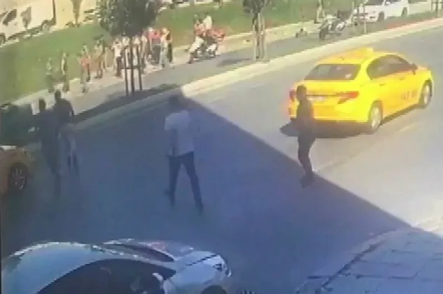 Sultangazi'de feci kaza! Takla atan aracın içinden fırladı
