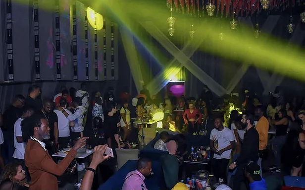 esenyurtta-gece-kulubunde-skandal-goruntuler-1603611403516.jpg Esenyurt'ta gece kulübünde skandal görüntüler!-3