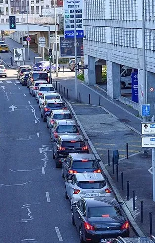 Fransa'da akaryakıt krizi büyüyor! Tedarik sıkıntısı nedeniyle uzun kuyruklar oluştu, polis depoları kontrol etti