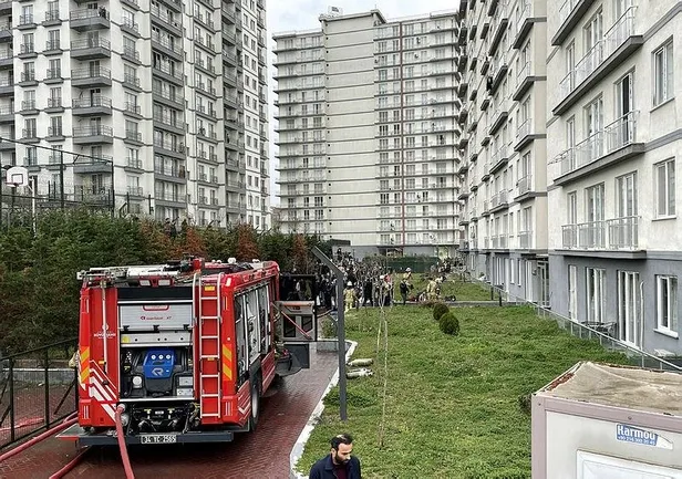 Son dakika: Esenyurt'ta 18 katlı rezidansta yangın! Mahsur kalanlar kurtarılmayı bekledi-4