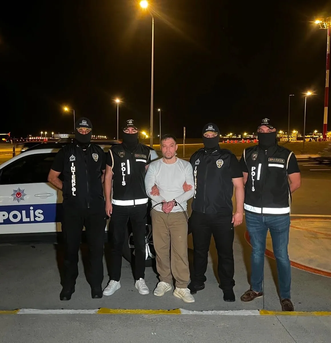 suclulara-kacacak-yer-yok-2026da-245-firari-turkiyeye-getirildi-havalimanindan-ilk-goruntu-1786743654759.jpeg Suçlulara kaçacak yer yok! 2026’da 245 firari Türkiye’ye getirildi-4