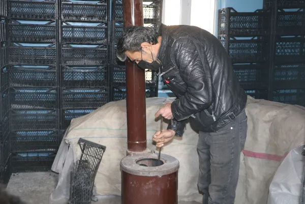 evini-sera-yapip-kiraya-cikti-sebze-fidesi-yetistiriciliginden-300-bin-lira-gelir-bekliyor-1617096915832.jpg Evini sera yapıp kiraya çıktı! Sebze fidesi yetiştiriciliğinden 300 bin lira gelir bekliyor-8