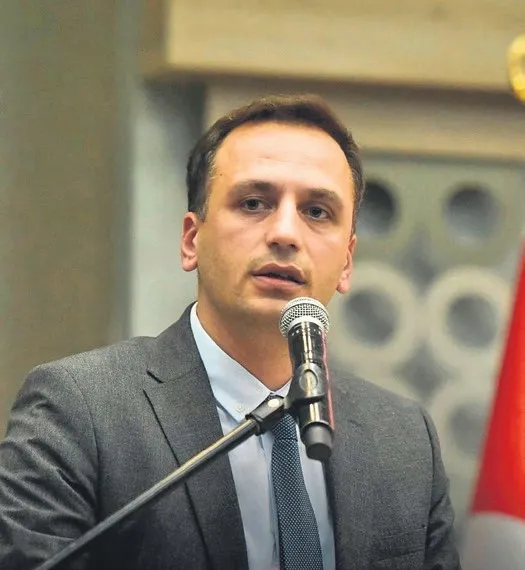 chpde-phuket-skandali-gorkem-duman-sevcan-orhan-tatilinin-gizli-sponsoru-bulundu-bornova-odedi-buca-alem-yapti-1768106284369.jpeg CHP'de "Phuket" skandalı! Görkem Duman-Sevcan Orhan tatilinin sponsoru bulundu: Bornova ödedi Buca alem yaptı-2