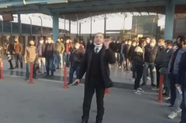 İstanbul'da yine ulaşım rezaleti! Vatandaşlardan İETT durağında otobüs isyanı!