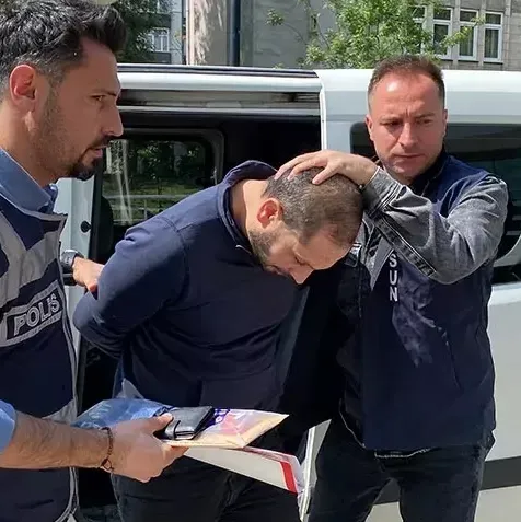 Kırdığı bardakla arkadaşının boğazını kesti