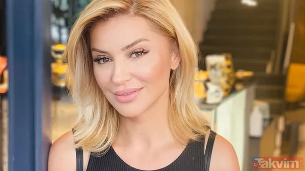 Spor Pozu Mu Frikik Mi? Geçtiğimiz Günlerde Mini Etekli Pozu İle 'Yıkılmadım Ayaktayım' Mesajı Veren Türkücü Songül Karlı, Geçtiğimiz Ay Spor Yaparken Verdiği...