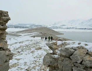30 yıl sonra bir ilk! 2 bin 800 yıllık Pertek Kalesi'ne yürüyerek gittiler!