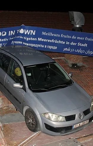 Aydın'da el freni çekilmeden park edilen araç restoranın çatısına uçtu