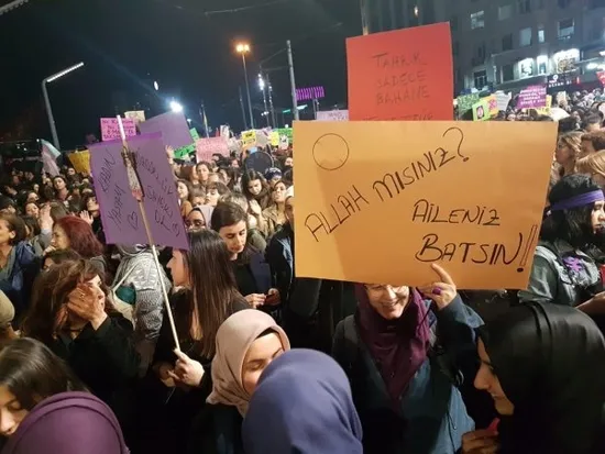 Taksim'de feministlerden ezana küstah saygısızlık!-2