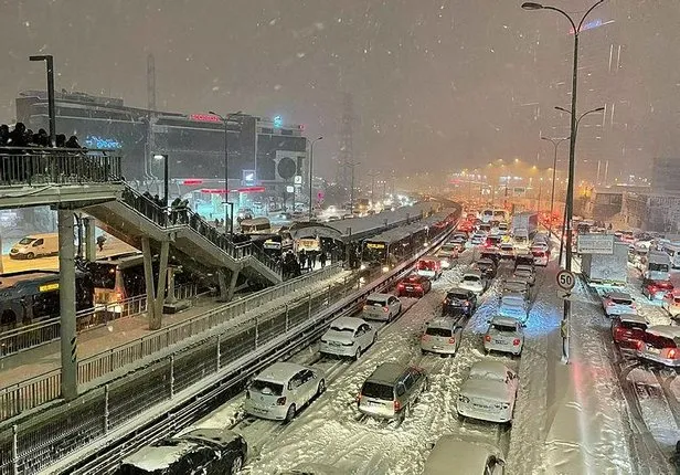istanbullu-karla-bogusurken-ibb-baskani-ekrem-imamoglu-balikcida-yakalandi-1643053082109.jpeg
