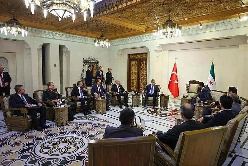 Dışişleri Bakanı Hakan Fidan, Milli Savunma Bakanı Yaşar Güler ve MİT Başkanı İbrahim Kalın, Suriye'nin başkenti Şam'ı ziyaret ederek, Suriye Cumhurbaşkanı Ahmed Şara tarafından kabul edildi. (AA)
